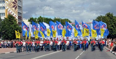 Праздничное шествие в Солигорске, посвященное Дню республики и 75-летию освобождения Беларуси от немецко-фашистских захватчиков